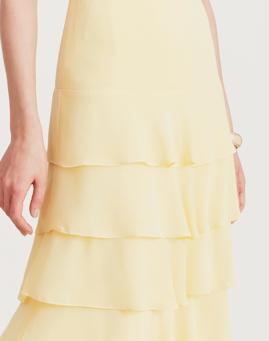 A Saia Midi Ophelia é confeccionada em chiffon youro. Ideal para quem busca um look sofisticado e versátil, perfeito para diversas ocasiões. Se encaixa tanto em eventos ao ar livre, como em jantares especiais.