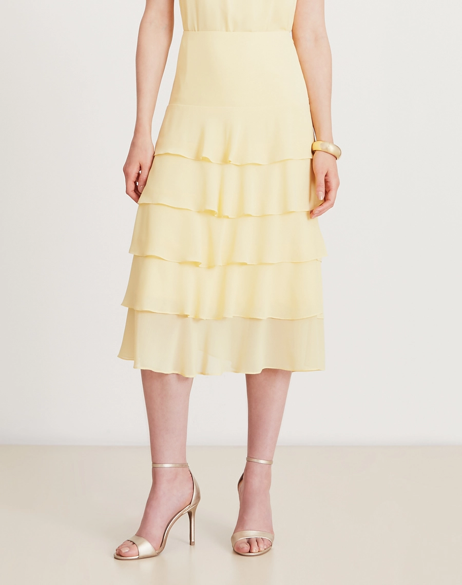 A Saia Midi Ophelia é confeccionada em chiffon youro. Ideal para quem busca um look sofisticado e versátil, perfeito para diversas ocasiões. Se encaixa tanto em eventos ao ar livre, como em jantares especiais.