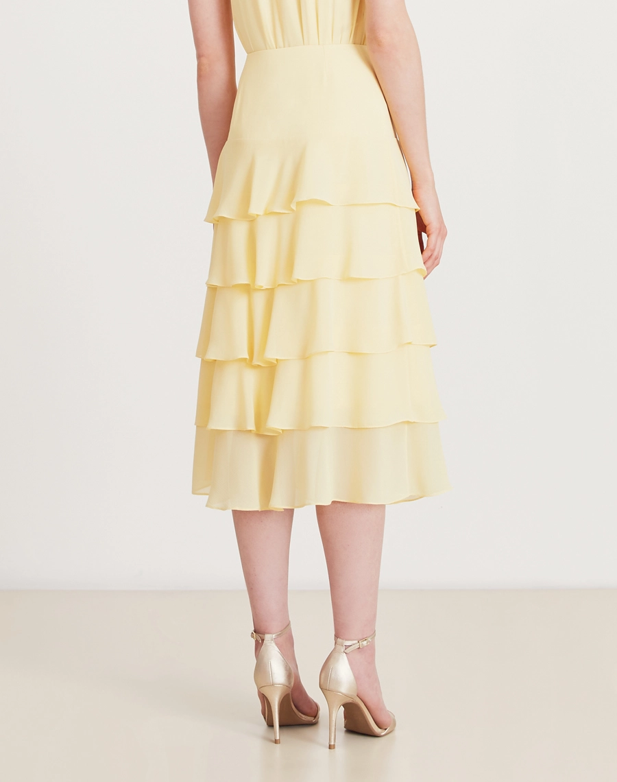 A Saia Midi Ophelia é confeccionada em chiffon youro. Ideal para quem busca um look sofisticado e versátil, perfeito para diversas ocasiões. Se encaixa tanto em eventos ao ar livre, como em jantares especiais.