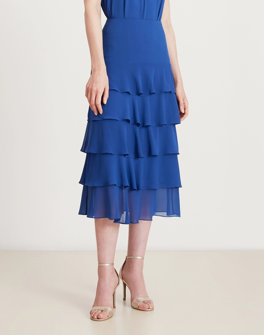 A Saia Midi Ophelia é confeccionada em chiffon youro. Ideal para quem busca um look sofisticado e versátil, perfeito para diversas ocasiões. Se encaixa tanto em eventos ao ar livre, como em jantares especiais.