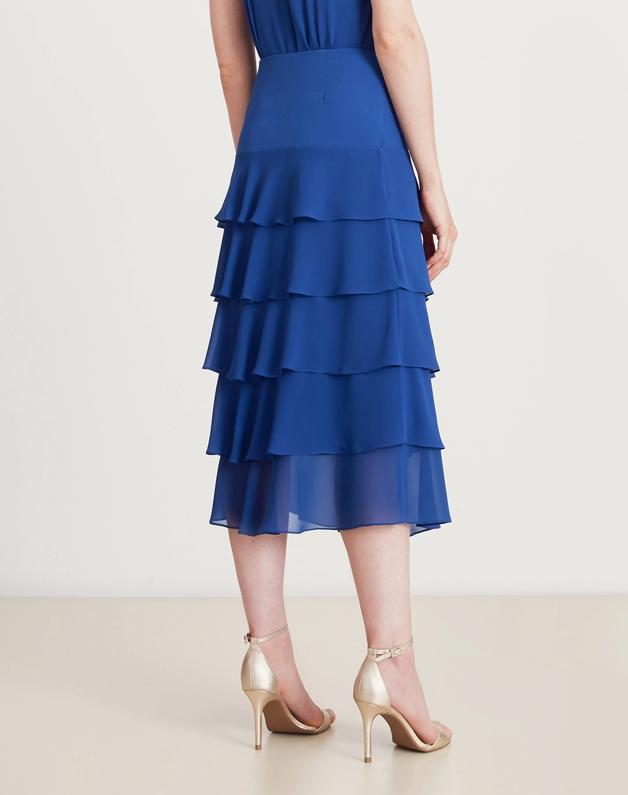 A Saia Midi Ophelia é confeccionada em chiffon youro. Ideal para quem busca um look sofisticado e versátil, perfeito para diversas ocasiões. Se encaixa tanto em eventos ao ar livre, como em jantares especiais.