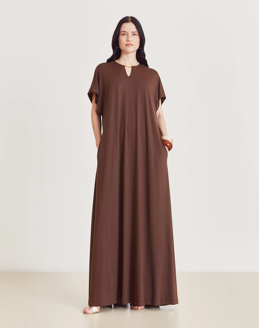 O Vestido Longo Silvie é confeccionado em malha Fluity, tecido leve e macia com toque gelado, conhecido pelo caimento fluito e confortável. 