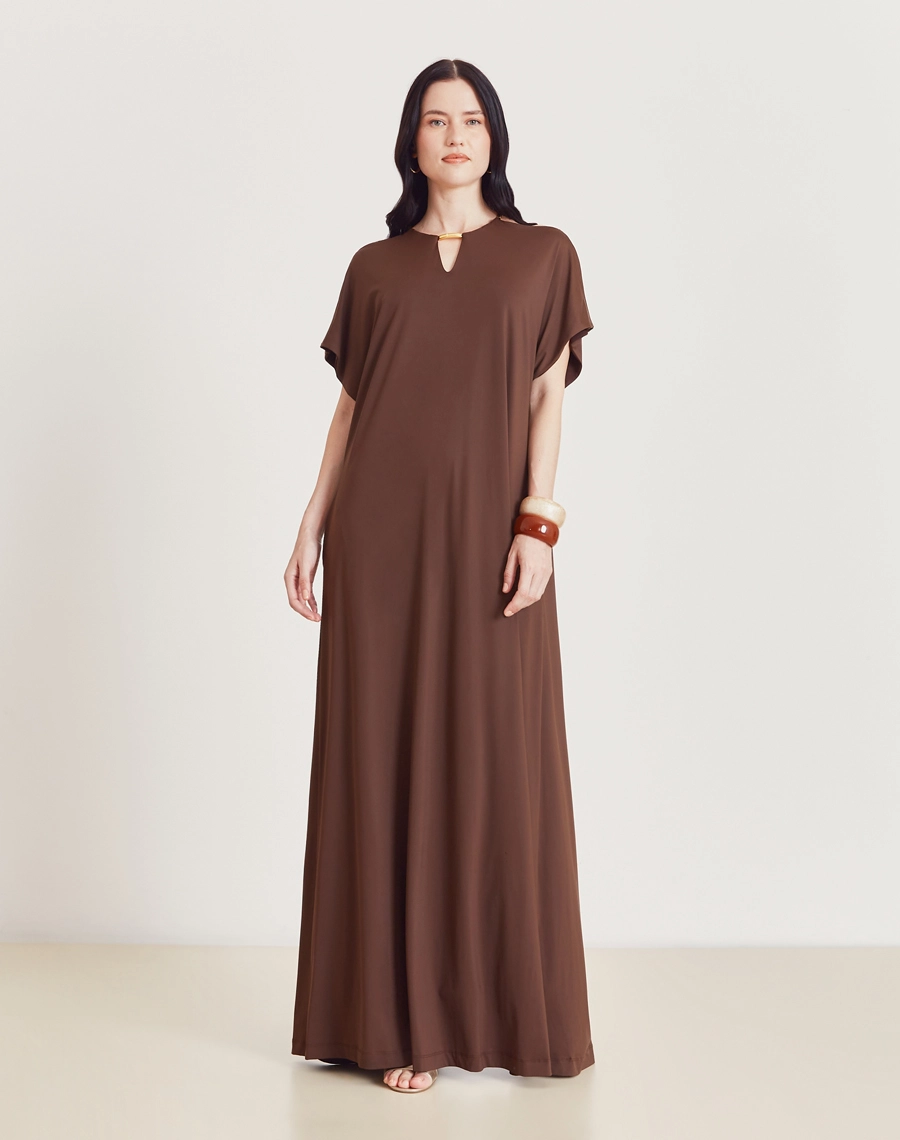 O Vestido Longo Silvie é confeccionado em malha Fluity, tecido leve e macia com toque gelado, conhecido pelo caimento fluito e confortável. 