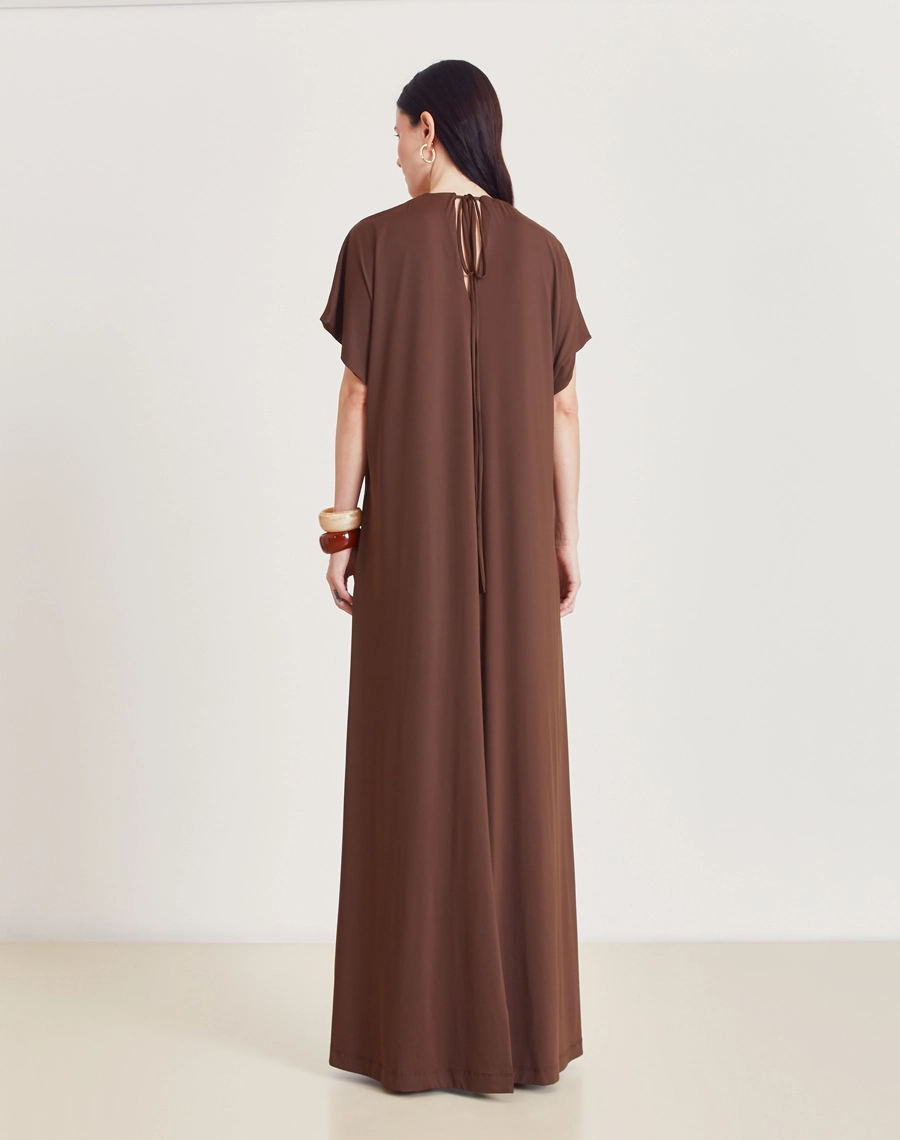 O Vestido Longo Silvie é confeccionado em malha Fluity, tecido leve e macia com toque gelado, conhecido pelo caimento fluito e confortável. 