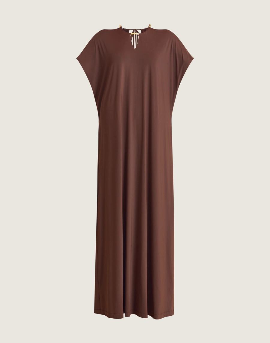 O Vestido Longo Silvie é confeccionado em malha Fluity, tecido leve e macia com toque gelado, conhecido pelo caimento fluito e confortável. 