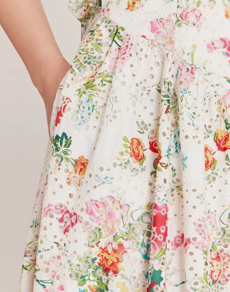 O Vestido Longo Melis é confeccionado em laise garantindo leveza.
