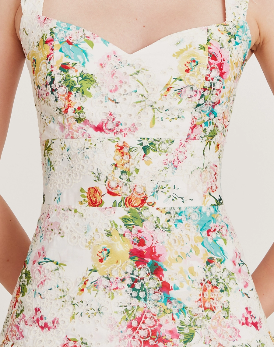 O Vestido Midi Melis é confeccionado em laise garantindo leveza.