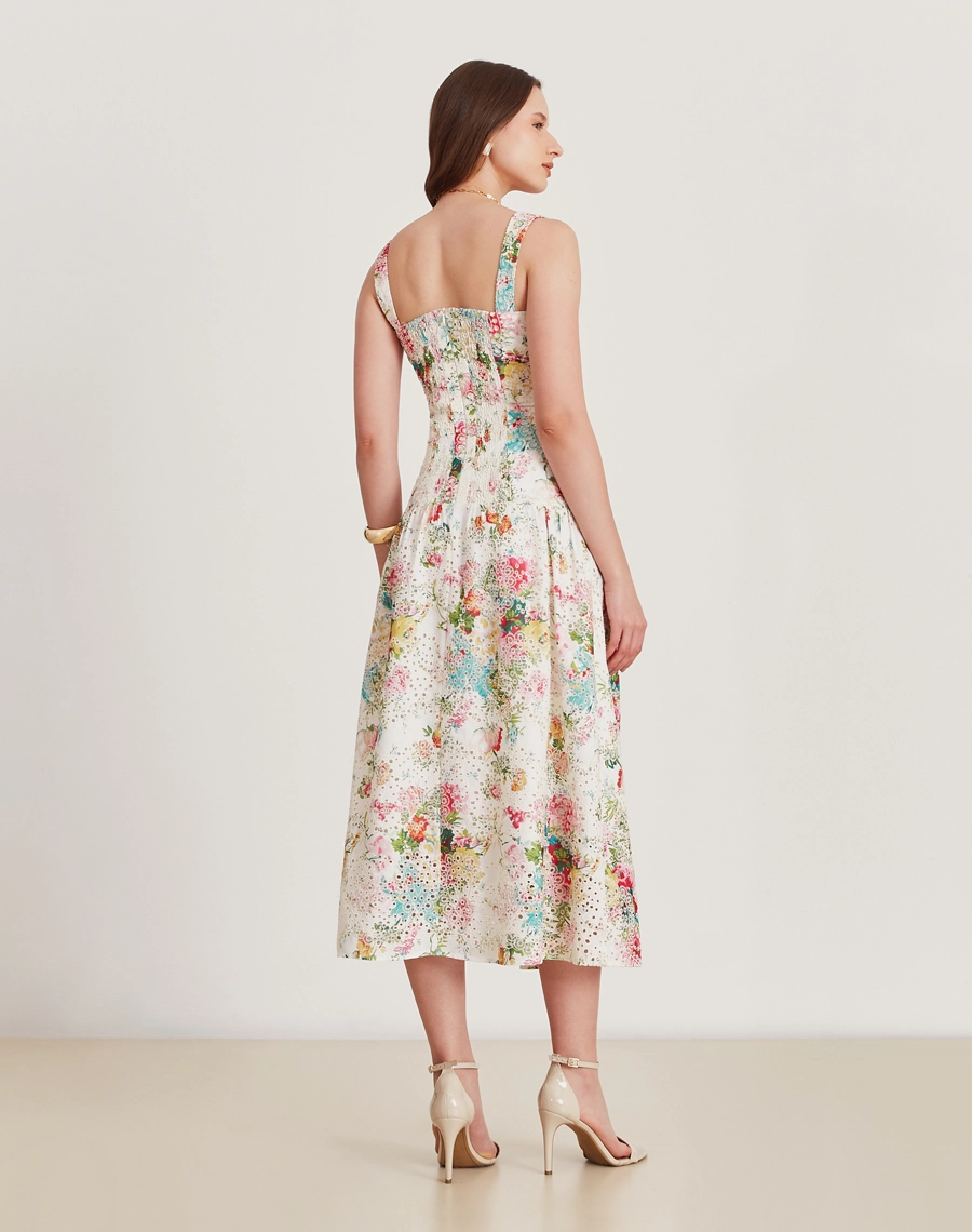 O Vestido Midi Melis é confeccionado em laise garantindo leveza.
