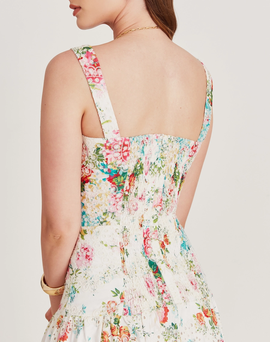 O Vestido Midi Melis é confeccionado em laise garantindo leveza.
