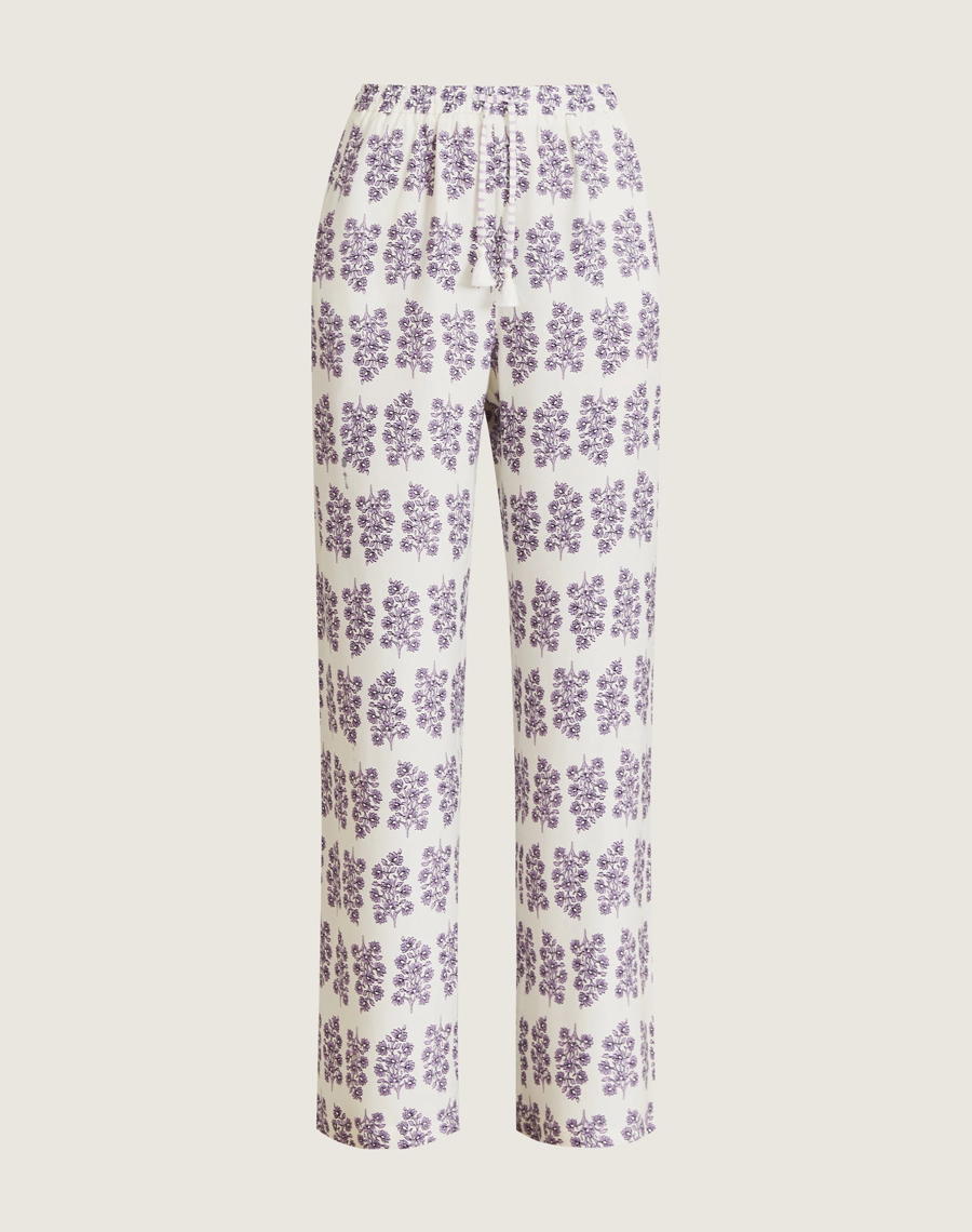 A Calça Lylla é confeccionada em viscose estampada, um tecido leve e suave ao toque, oferecendo leveza e frescor ao vestir. Com estampa floral Amissima exclusiva em tons de roxo sobre fundo claro. 