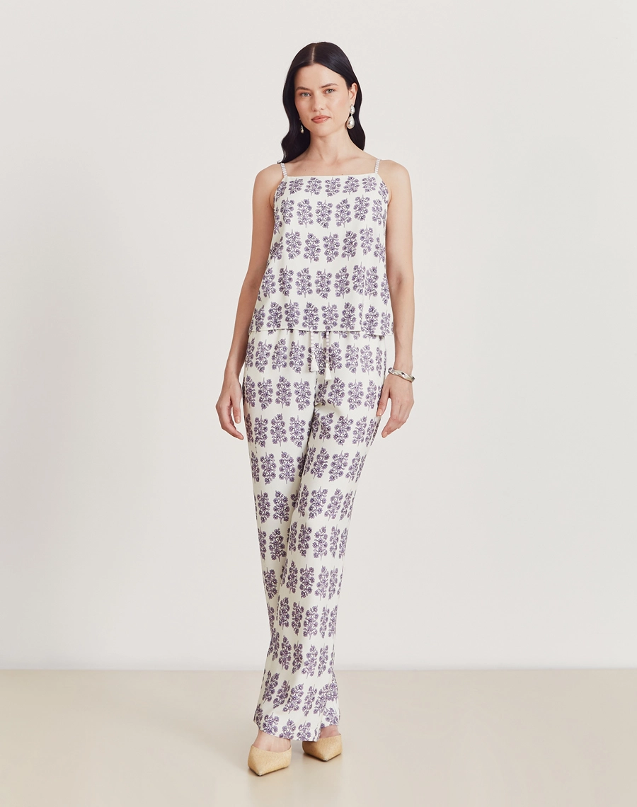 O Top Lylla é confeccionado em viscose estampada, um tecido leve e suave ao toque, oferecendo leveza e frescor ao vestir. Com estampa floral Amissima exclusiva em tons de roxo sobre fundo claro.