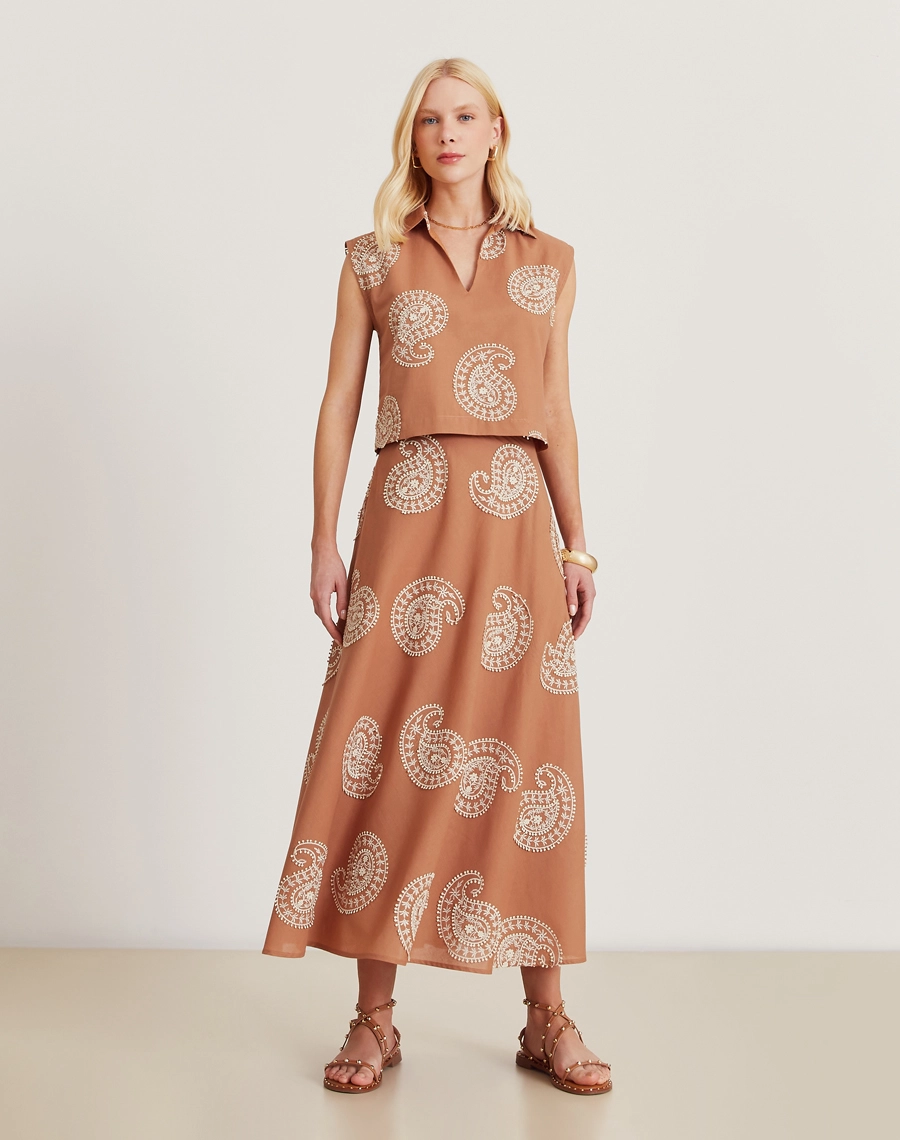 O Top Camily é confeccionado em tecido de algodão bordado. É versátil para looks elegantes ou casuais em passeios e viagens.