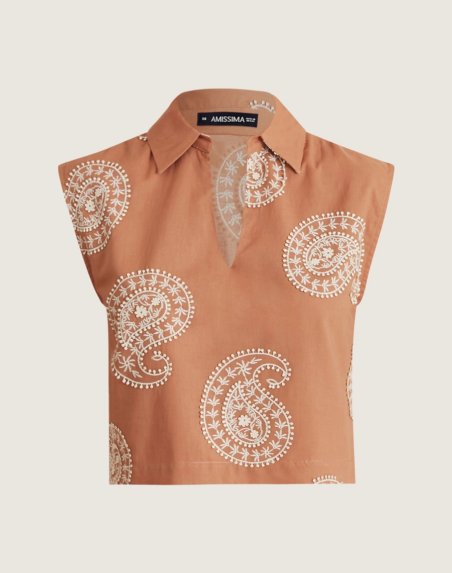 O Top Camily é confeccionado em tecido de algodão bordado. É versátil para looks elegantes ou casuais em passeios e viagens.