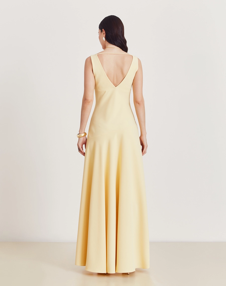 O Vestido Longo Amy é confeccionado em crepe zara. Perfeito para eventos formais, festas de gala ou ocasiões que transitam do dia à noite.