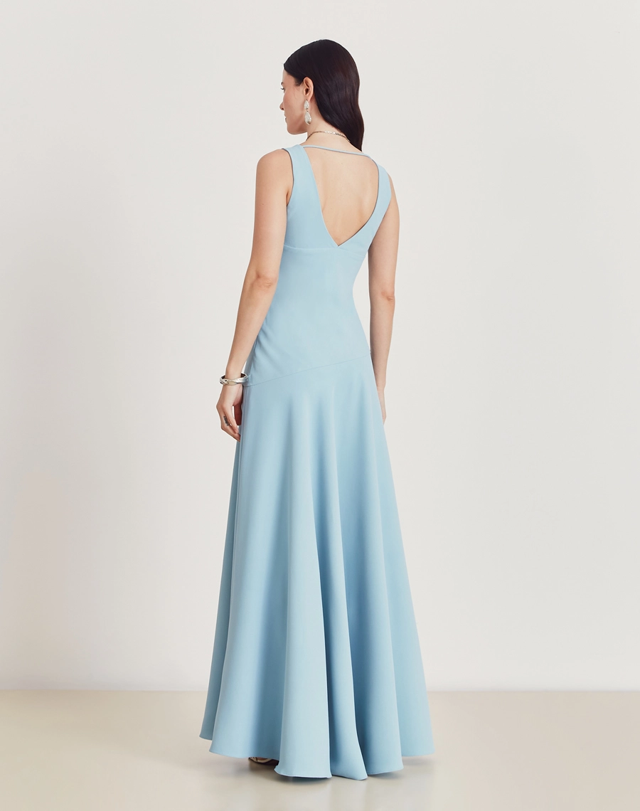 O Vestido Longo Amy é confeccionado em crepe zara. Perfeito para eventos formais, festas de gala ou ocasiões que transitam do dia à noite.