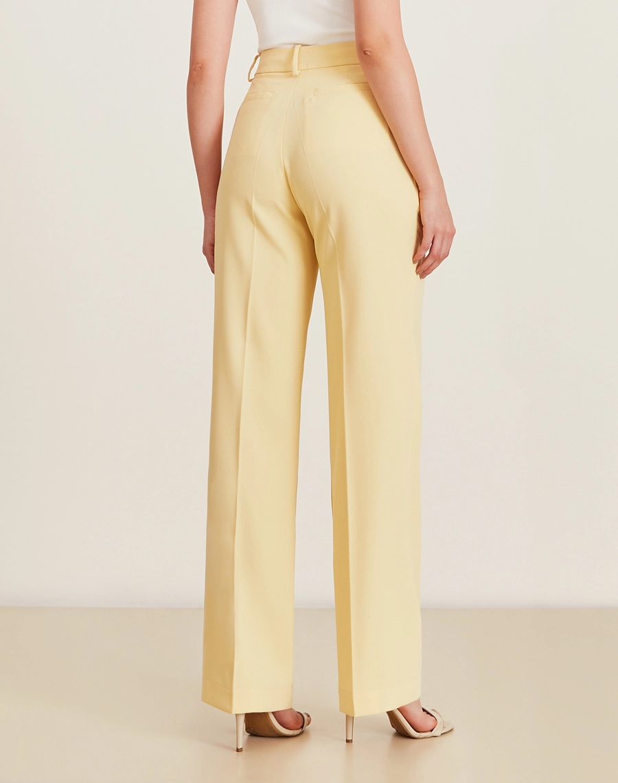 A Calça Juliette é confeccionada em crepe zara. É ideal para eventos casuais ou corporativos, podendo transitar por ocasiões durante o dia e a noite. 

