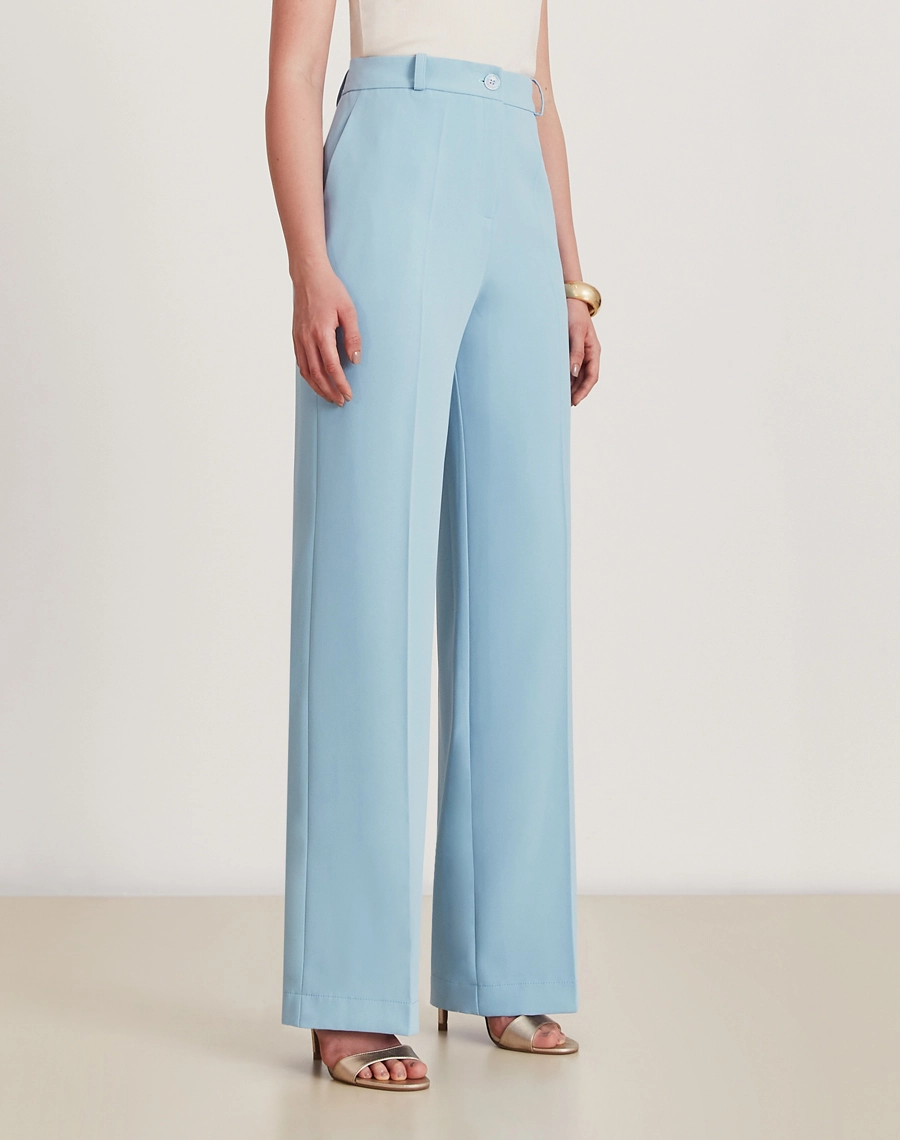 A Calça Juliette é confeccionada em crepe zara. É ideal para eventos casuais ou corporativos, podendo transitar por ocasiões durante o dia e a noite. 

