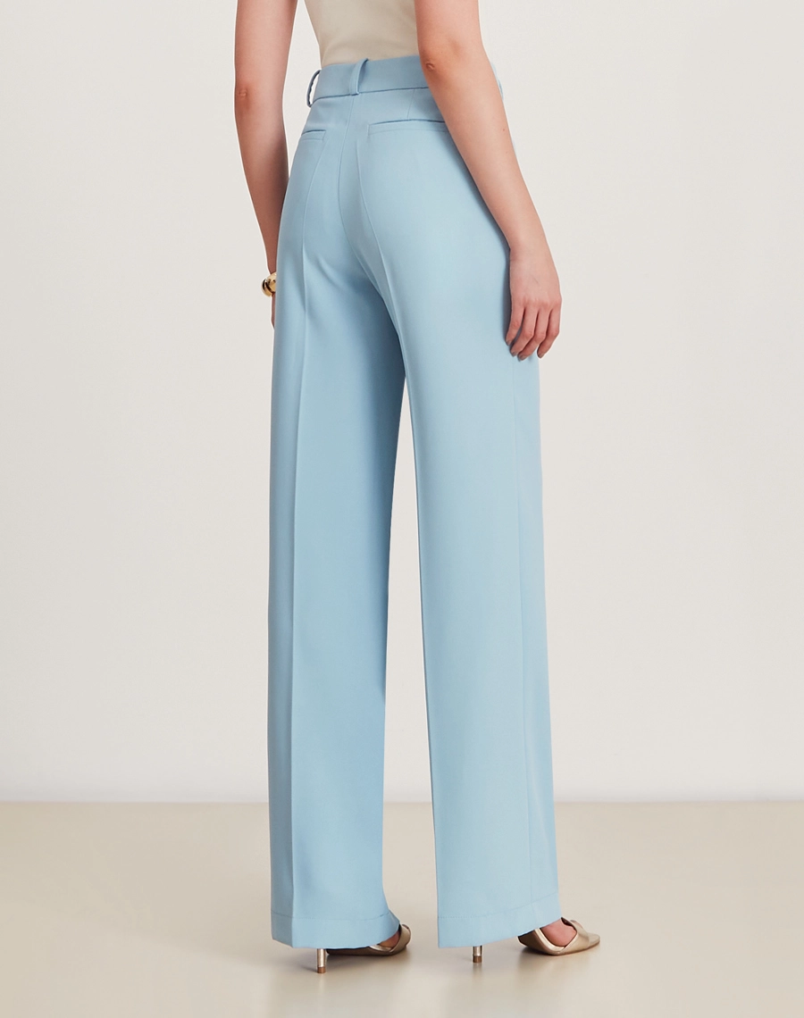 A Calça Juliette é confeccionada em crepe zara. É ideal para eventos casuais ou corporativos, podendo transitar por ocasiões durante o dia e a noite. 

