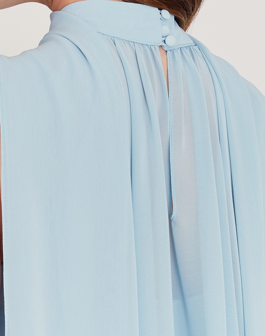 A Blusa Juliete é confeccionada Youro tingido, um tecido que oferece um caimento leve e fluido, ideal para quem busca conforto e elegância. <br/>