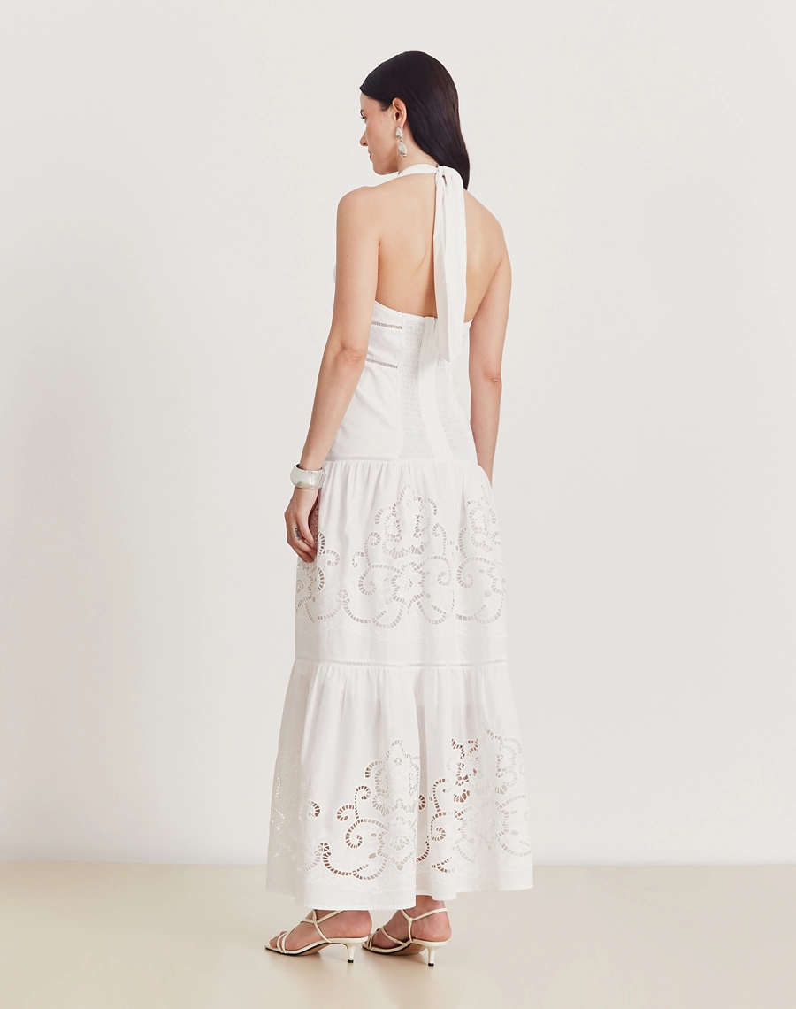 O Vestido Longo Perola é confeccionado em Laise, garantindo um toque leve e confortável, ideal para os dias mais quentes.