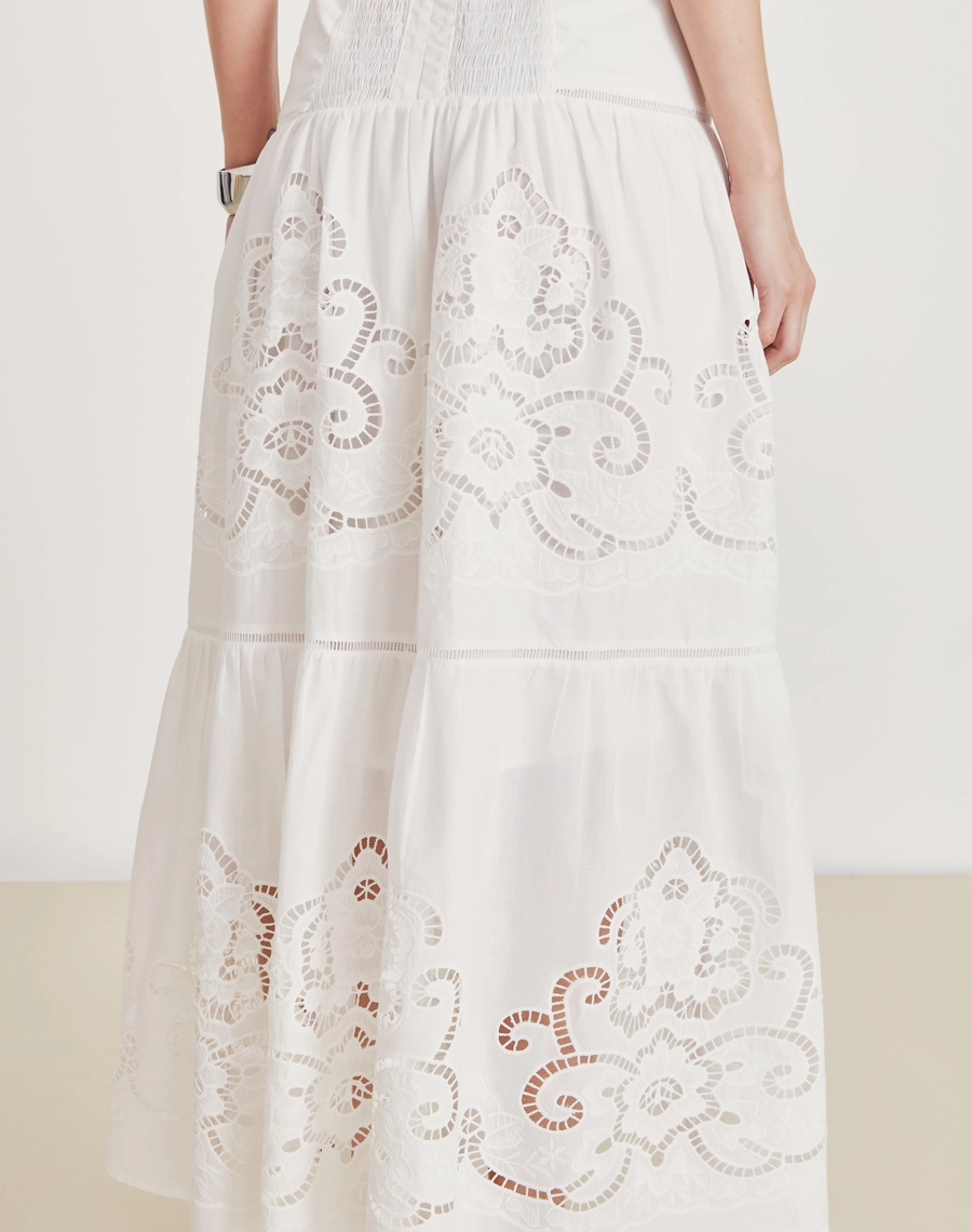 O Vestido Longo Perola é confeccionado em Laise, garantindo um toque leve e confortável, ideal para os dias mais quentes.
