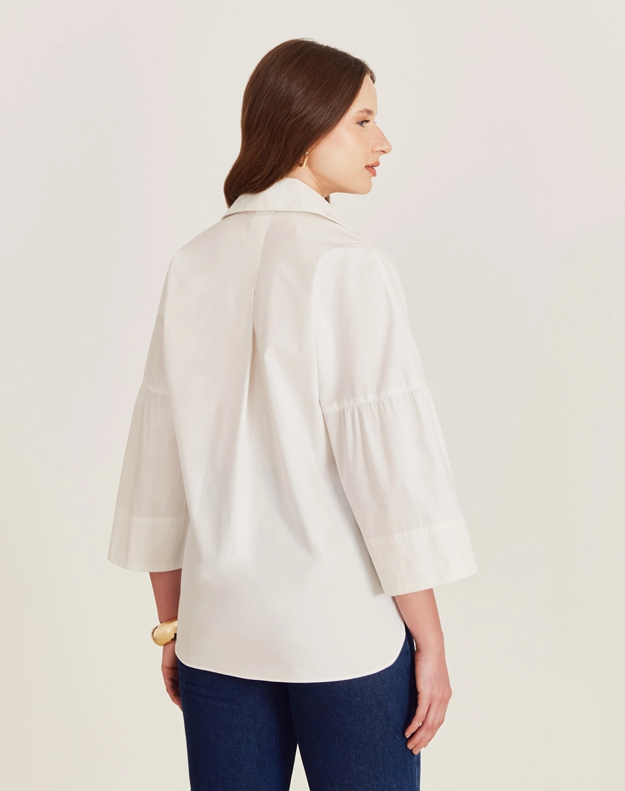 A Blusa Aisha é confeccionada em Cotton Paper, um tecido levemente estruturado mas suave ao toque, oferecendo leveza e frescor ao vestir. 