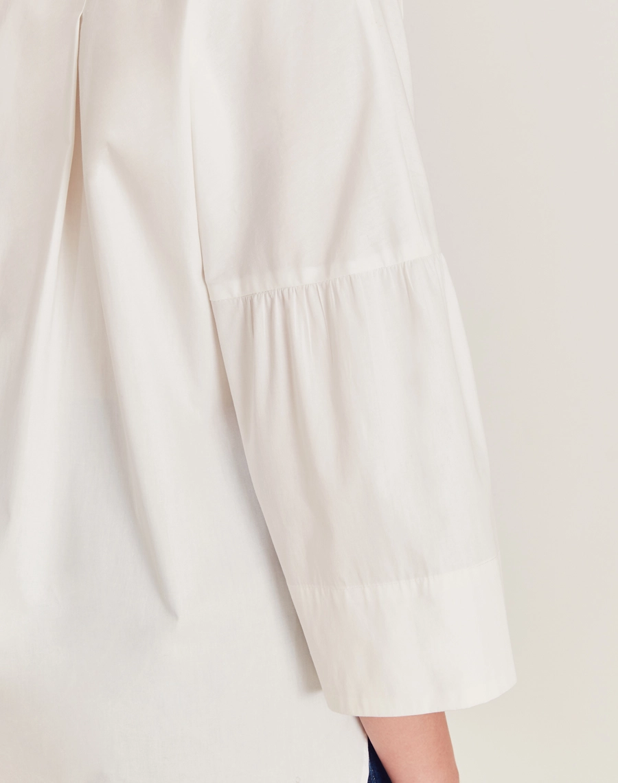 A Blusa Aisha é confeccionada em Cotton Paper, um tecido levemente estruturado mas suave ao toque, oferecendo leveza e frescor ao vestir. 