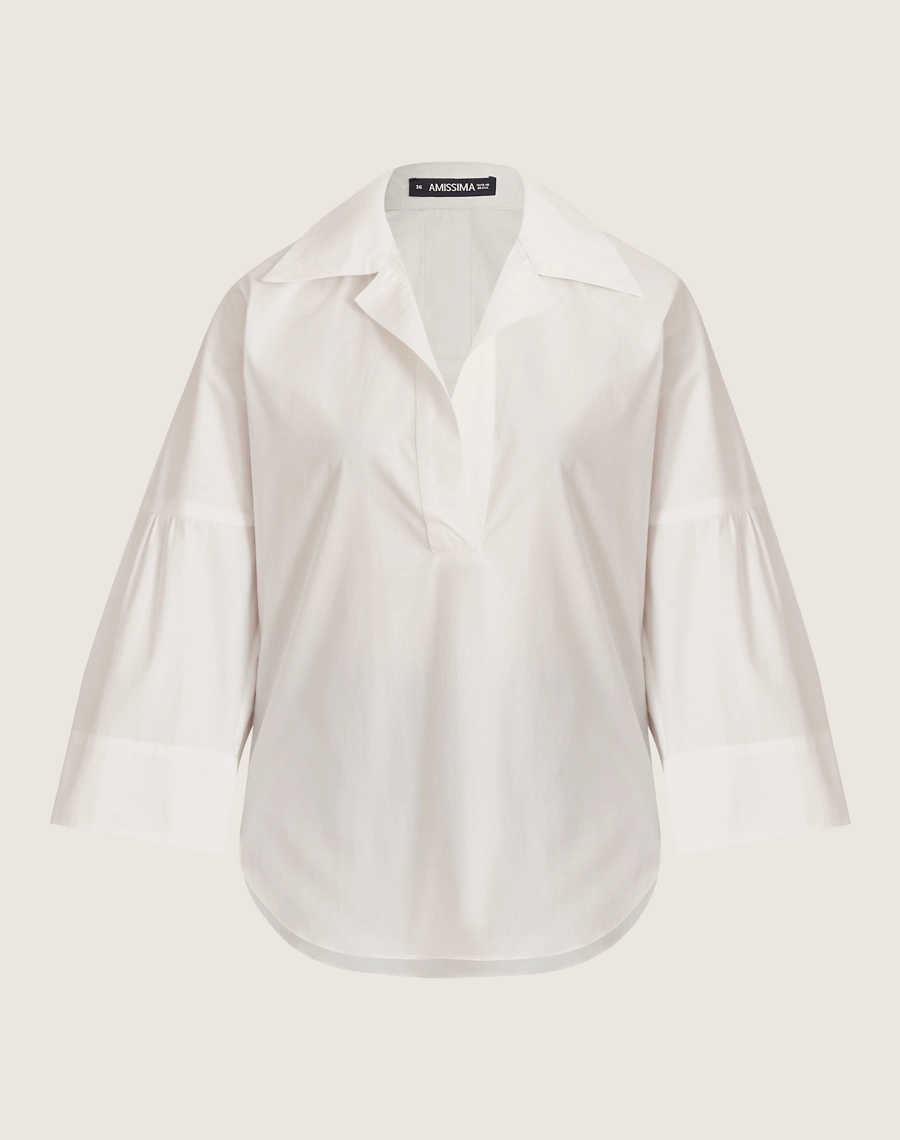 A Blusa Aisha é confeccionada em Cotton Paper, um tecido levemente estruturado mas suave ao toque, oferecendo leveza e frescor ao vestir. 