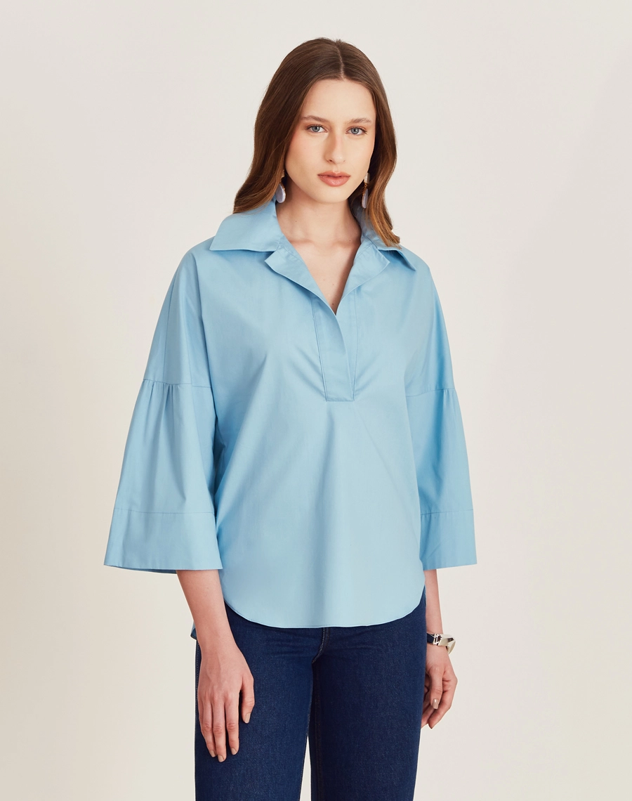 A Blusa Aisha é confeccionada em Cotton Paper, um tecido levemente estruturado mas suave ao toque, oferecendo leveza e frescor ao vestir. 