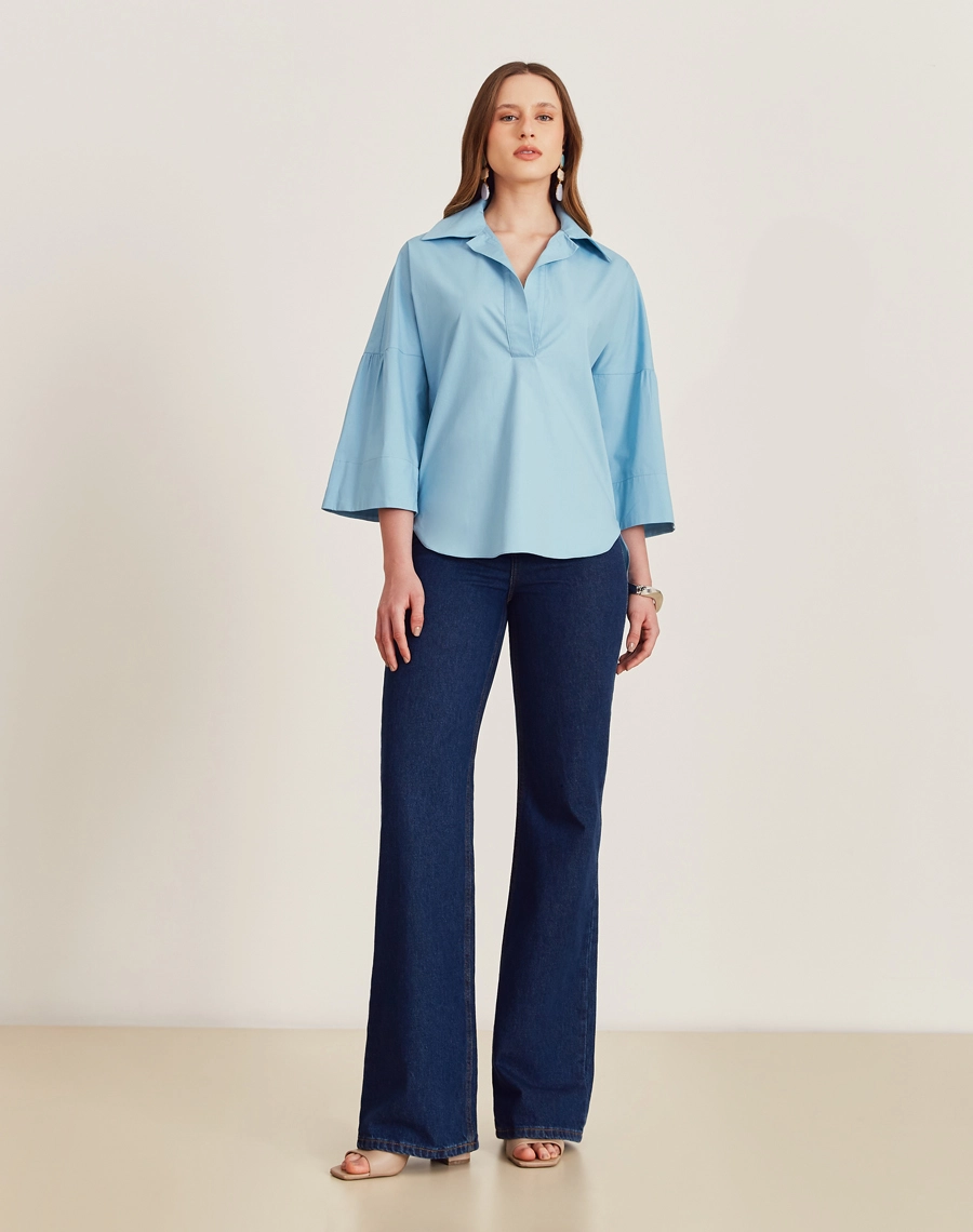 A Blusa Aisha é confeccionada em Cotton Paper, um tecido levemente estruturado mas suave ao toque, oferecendo leveza e frescor ao vestir. 