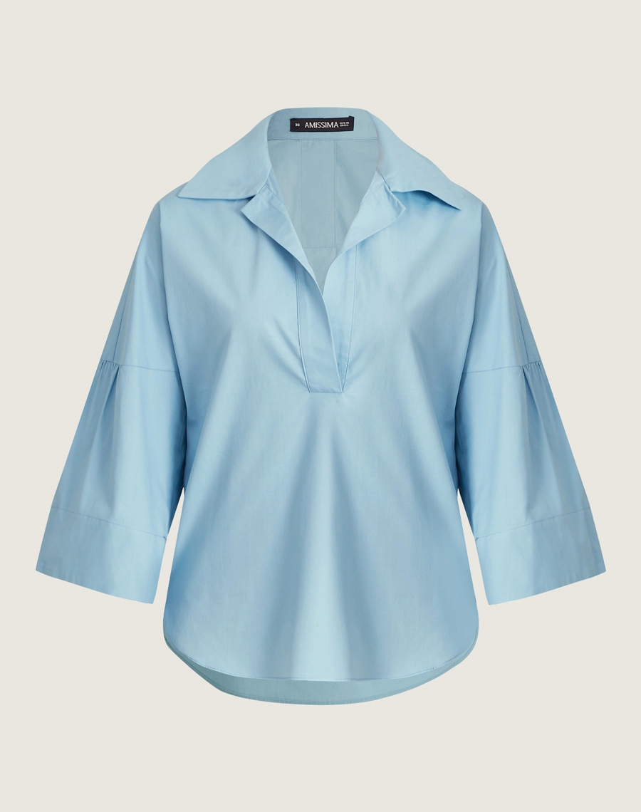 A Blusa Aisha é confeccionada em Cotton Paper, um tecido levemente estruturado mas suave ao toque, oferecendo leveza e frescor ao vestir. 