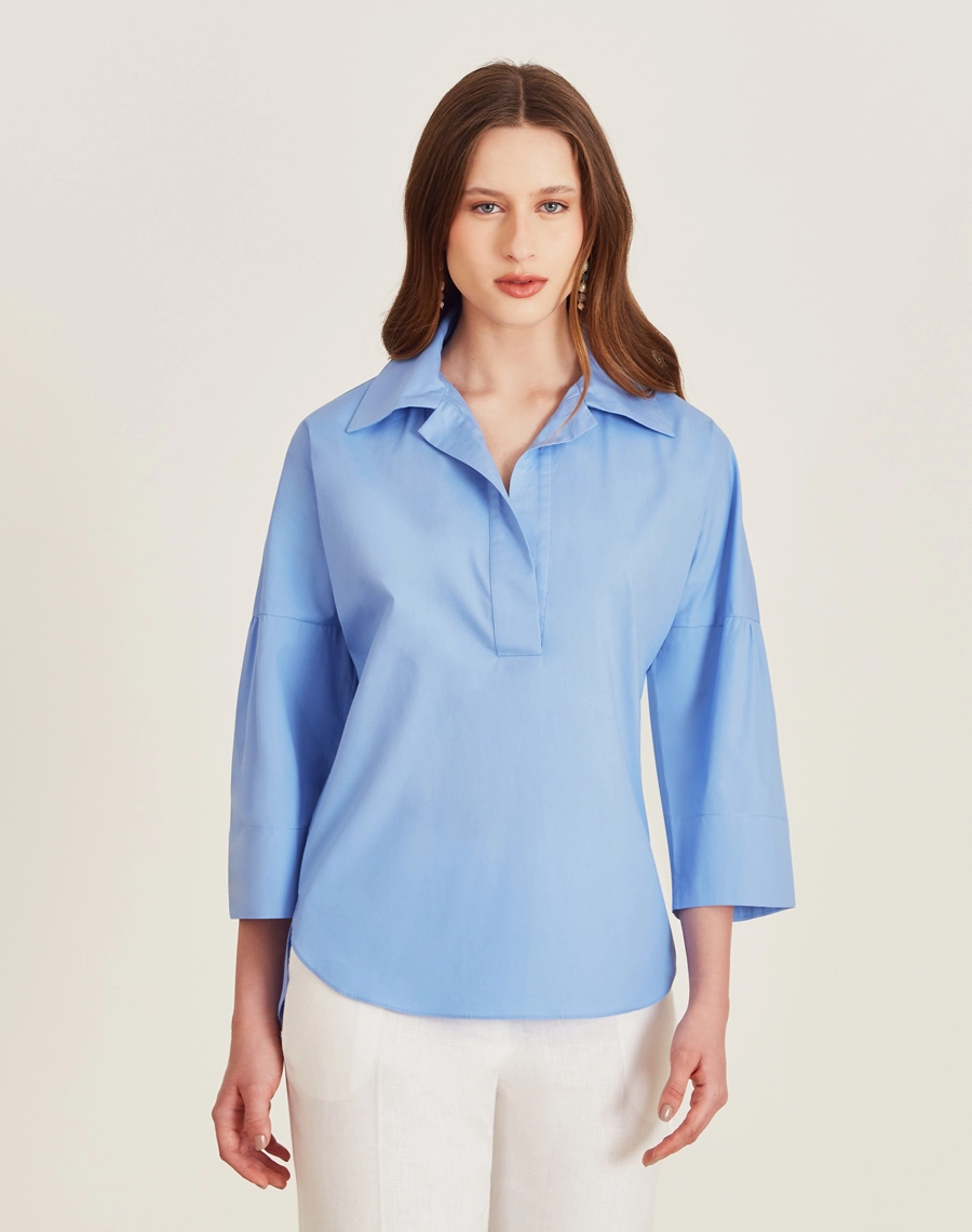 A Blusa Aisha é confeccionada em Cotton Paper, um tecido levemente estruturado mas suave ao toque, oferecendo leveza e frescor ao vestir. 