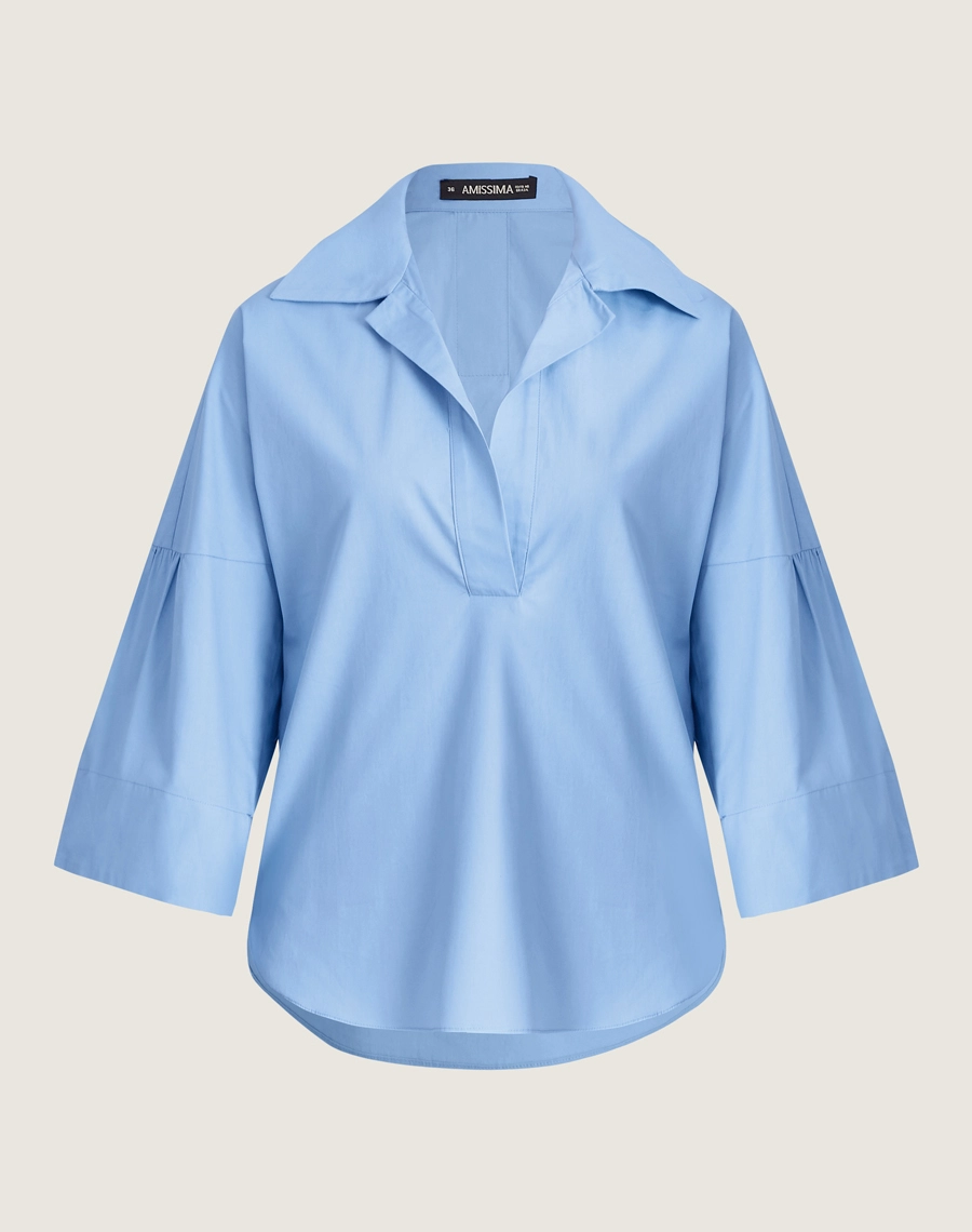 A Blusa Aisha é confeccionada em Cotton Paper, um tecido levemente estruturado mas suave ao toque, oferecendo leveza e frescor ao vestir. 