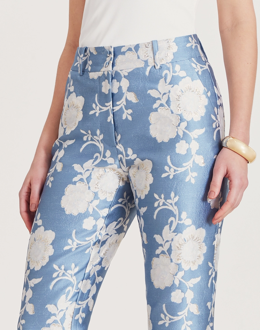 A Calça Madeline é confeccionada em jacquard, um tecido texturizado com caimento estrutuado, proporcionando um visual sofisticado e confortável. 
