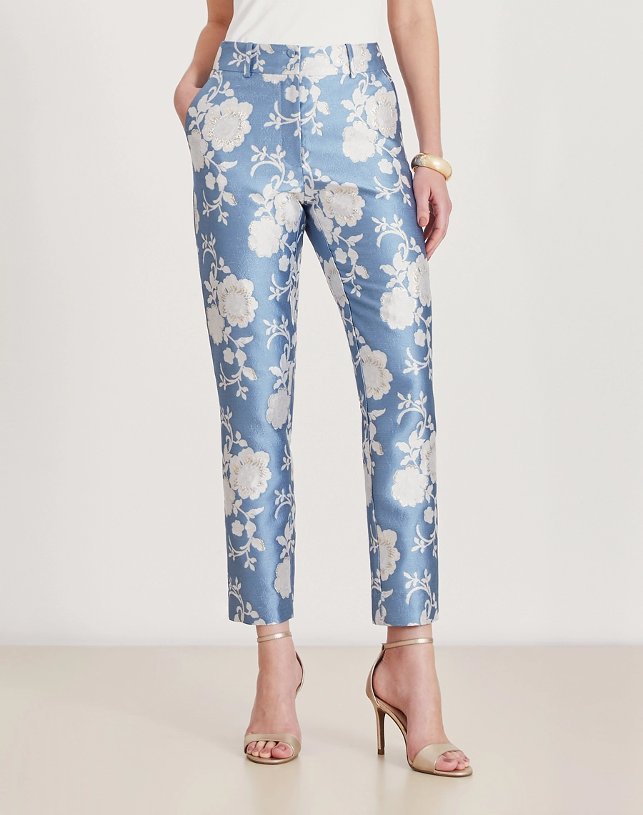 A Calça Madeline é confeccionada em jacquard, um tecido texturizado com caimento estrutuado, proporcionando um visual sofisticado e confortável. 
