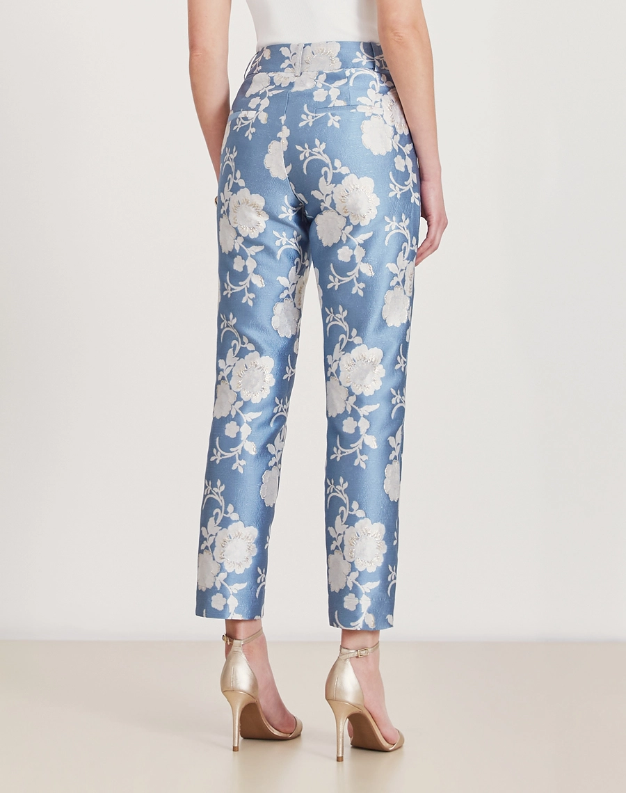 A Calça Madeline é confeccionada em jacquard, um tecido texturizado com caimento estrutuado, proporcionando um visual sofisticado e confortável. 