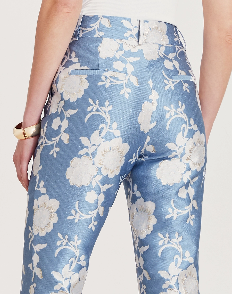 A Calça Madeline é confeccionada em jacquard, um tecido texturizado com caimento estrutuado, proporcionando um visual sofisticado e confortável. 