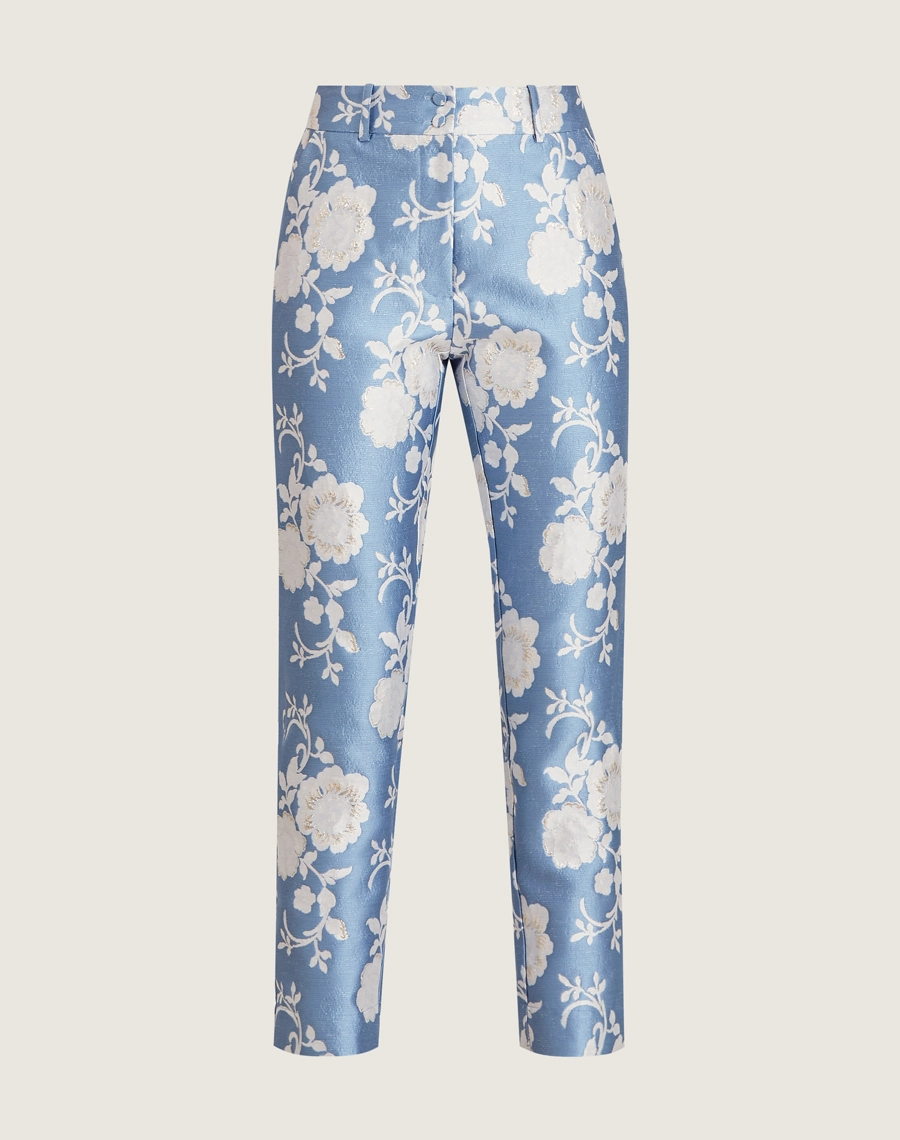 A Calça Madeline é confeccionada em jacquard, um tecido texturizado com caimento estrutuado, proporcionando um visual sofisticado e confortável. 