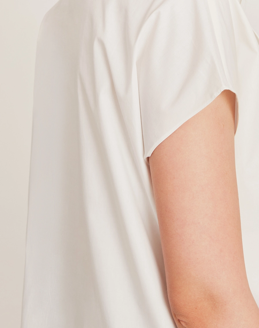 A Blusa Karen une conforto e elegância de forma natural, perfeita para quem valoriza peças atemporais e cheias de estilo.