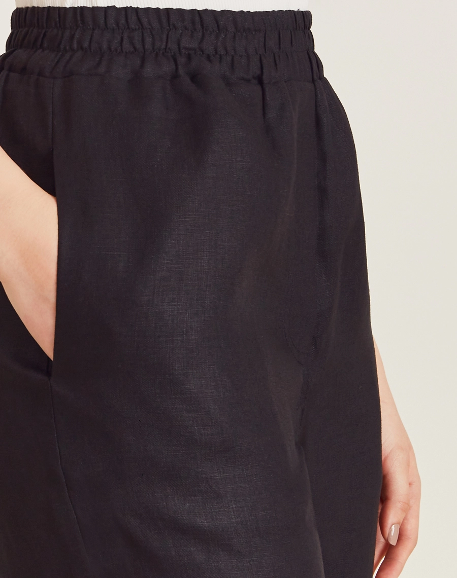 A Calça Safira é confeccionada em linho. É perfeita para viagens, coquetéis diurnos ou looks casuais, trazendo modernidade e sofisticação ao dia a dia.
