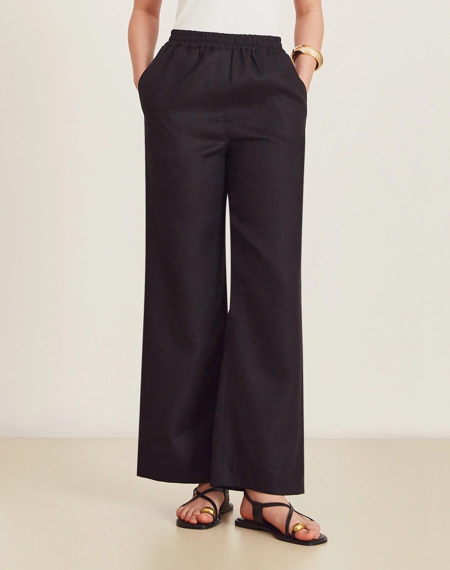 A Calça Safira é confeccionada em linho. É perfeita para viagens, coquetéis diurnos ou looks casuais, trazendo modernidade e sofisticação ao dia a dia.