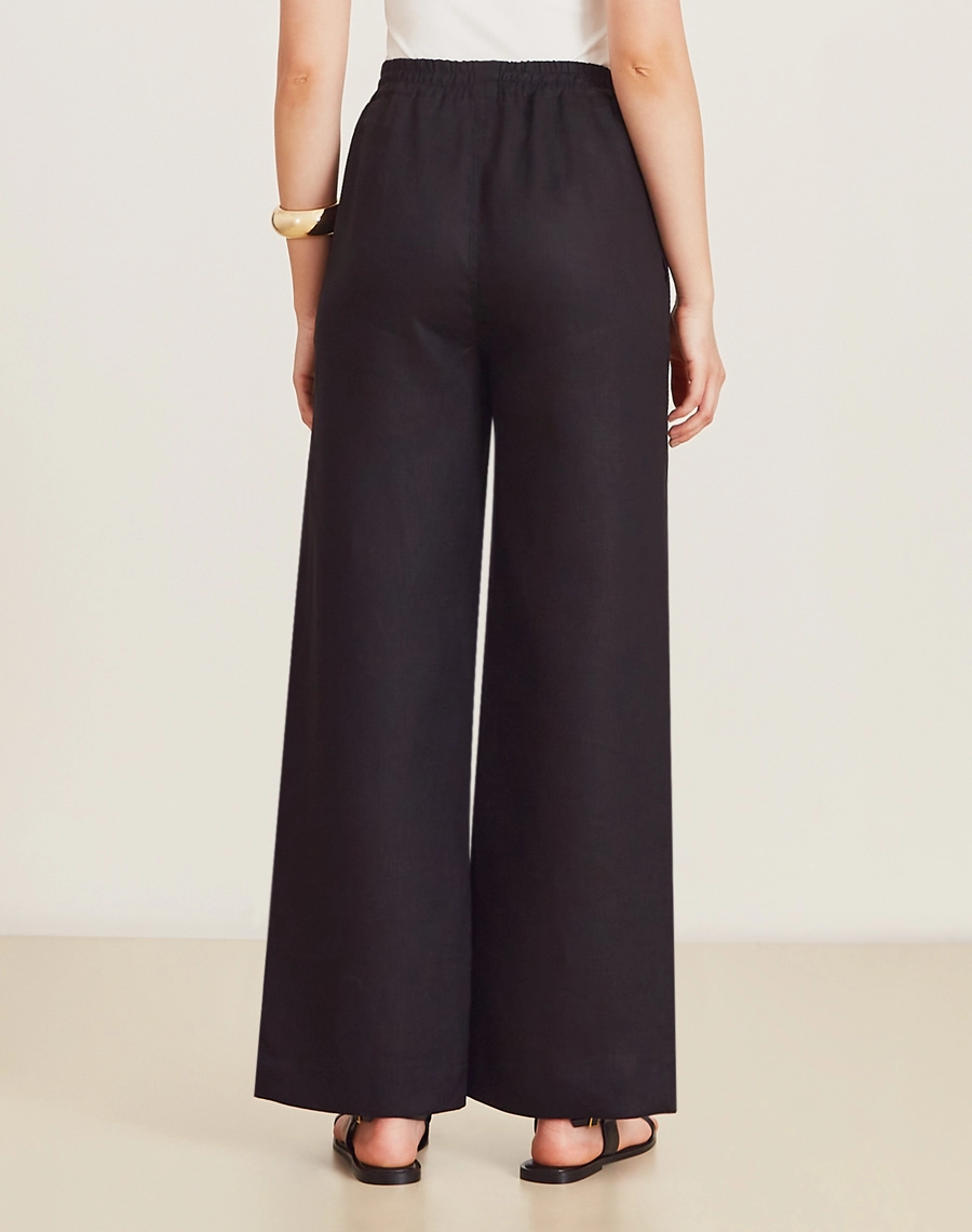 A Calça Safira é confeccionada em linho. É perfeita para viagens, coquetéis diurnos ou looks casuais, trazendo modernidade e sofisticação ao dia a dia.