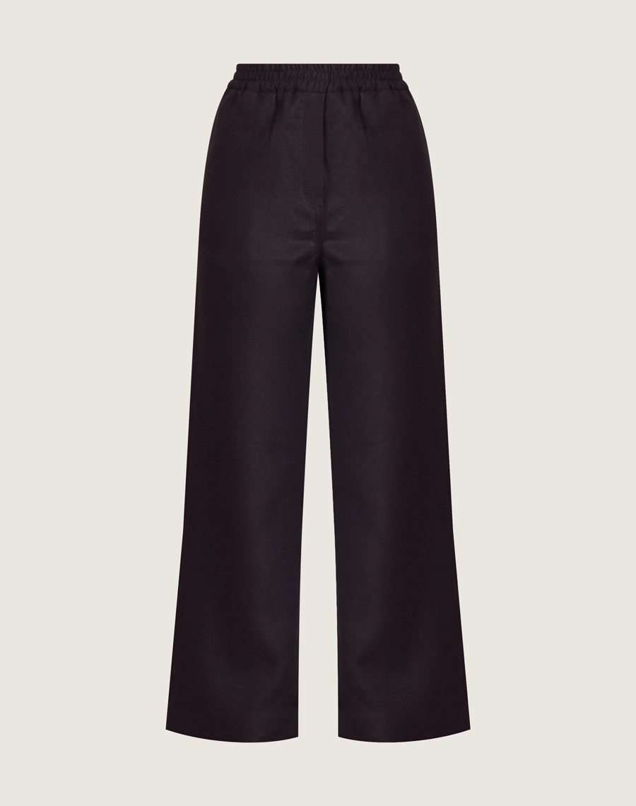 A Calça Safira é confeccionada em linho. É perfeita para viagens, coquetéis diurnos ou looks casuais, trazendo modernidade e sofisticação ao dia a dia.