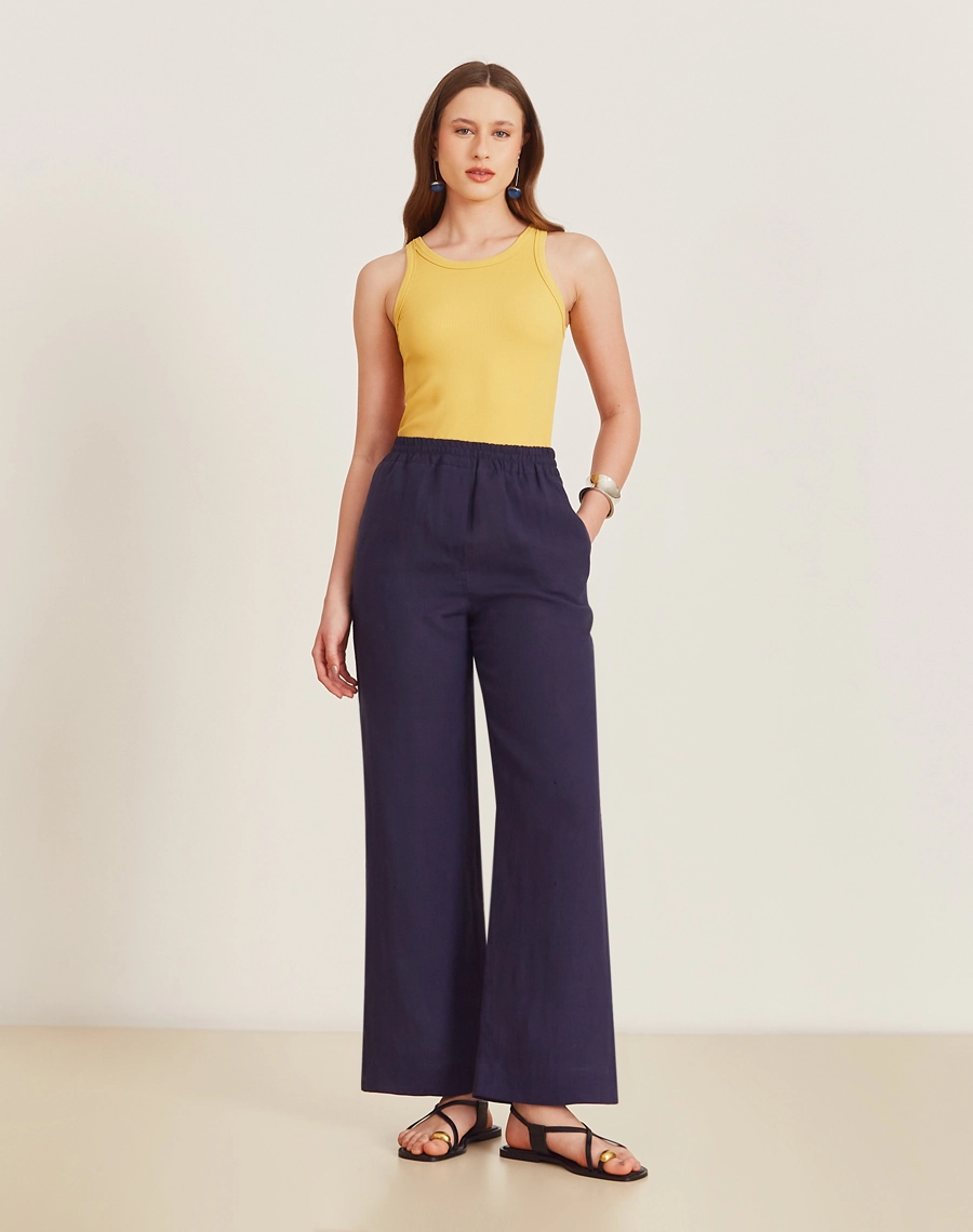 A Calça Safira é confeccionada em linho. É perfeita para viagens, coquetéis diurnos ou looks casuais, trazendo modernidade e sofisticação ao dia a dia.