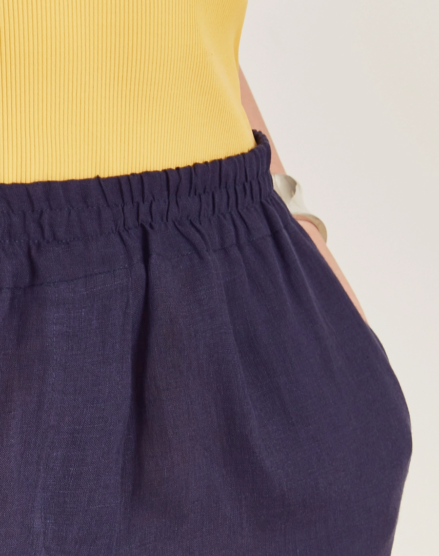 A Calça Safira é confeccionada em linho. É perfeita para viagens, coquetéis diurnos ou looks casuais, trazendo modernidade e sofisticação ao dia a dia.
