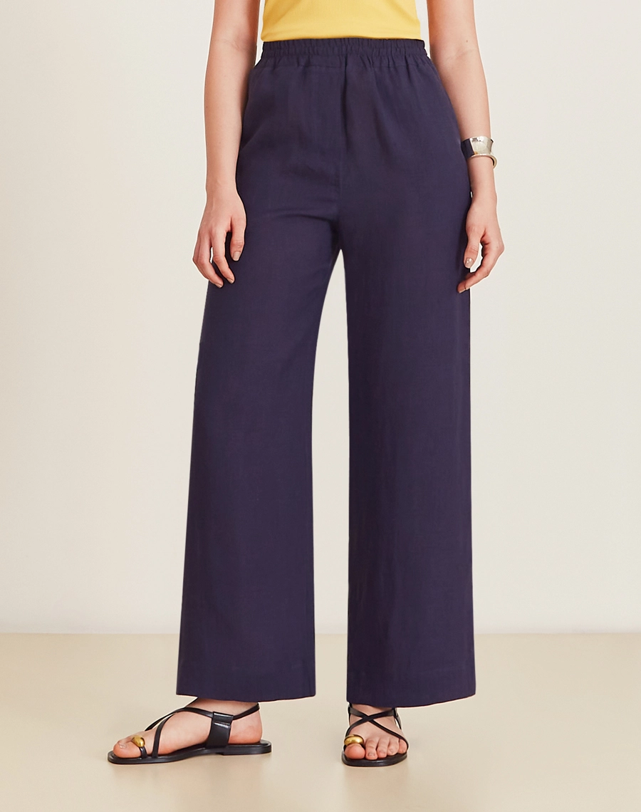 A Calça Safira é confeccionada em linho. É perfeita para viagens, coquetéis diurnos ou looks casuais, trazendo modernidade e sofisticação ao dia a dia.