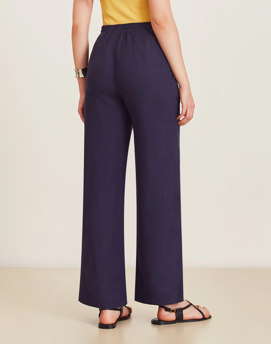 A Calça Safira é confeccionada em linho. É perfeita para viagens, coquetéis diurnos ou looks casuais, trazendo modernidade e sofisticação ao dia a dia.