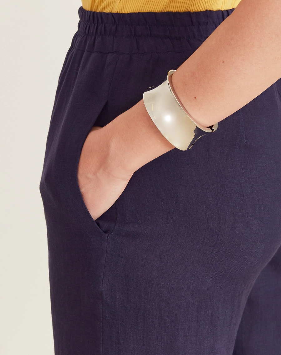 A Calça Safira é confeccionada em linho. É perfeita para viagens, coquetéis diurnos ou looks casuais, trazendo modernidade e sofisticação ao dia a dia.