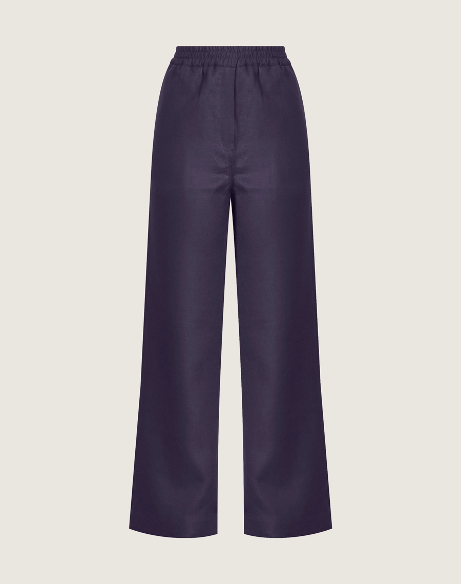A Calça Safira é confeccionada em linho. É perfeita para viagens, coquetéis diurnos ou looks casuais, trazendo modernidade e sofisticação ao dia a dia.