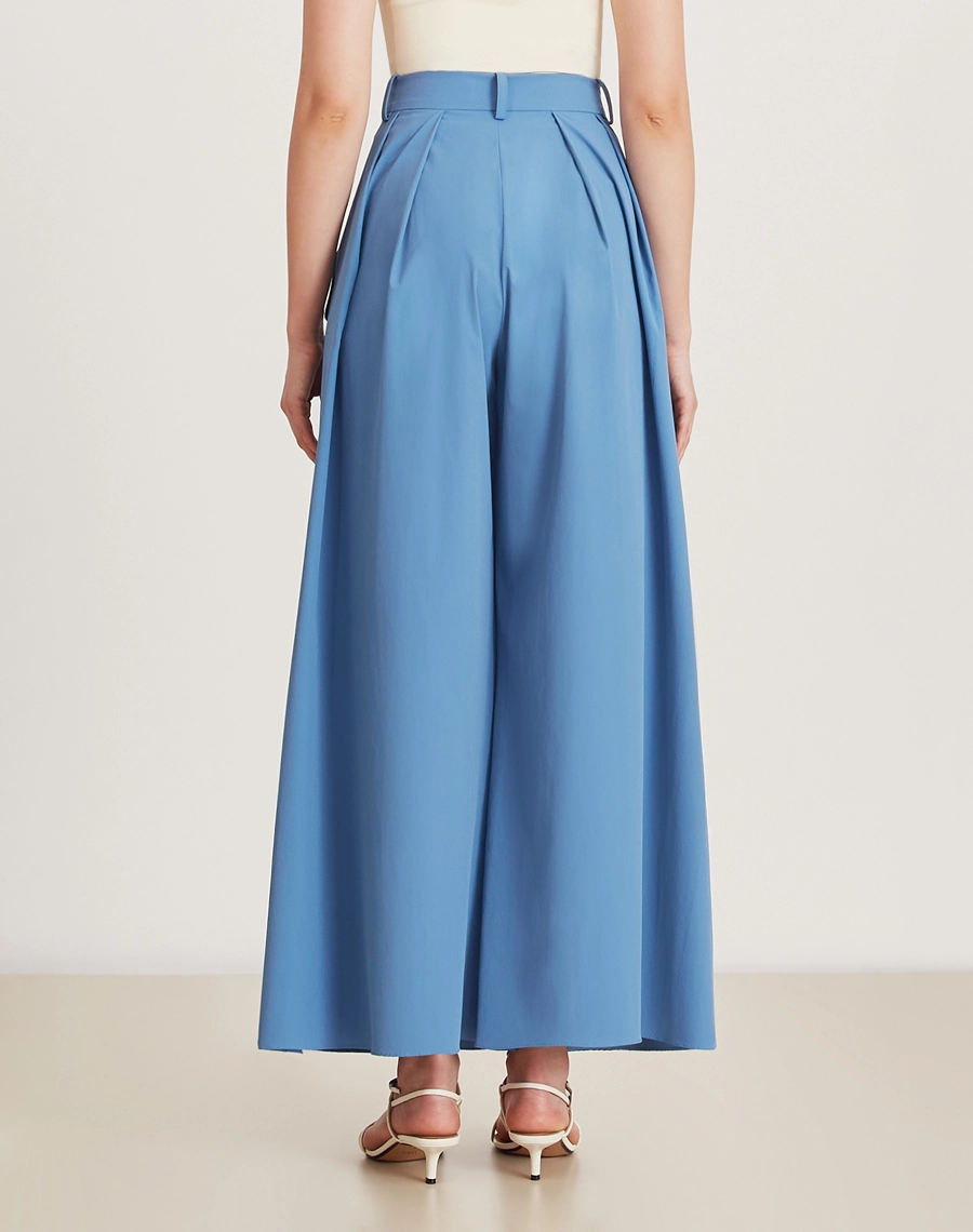 A Calça Allison confeccionado em tecido memory. Moderna e elegante, é perfeita para looks corporativos ou casuais. 